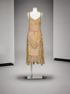 une photo d'une robe posée sur un mannequin dans une pièce