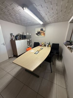 une image d'une salle de conférence avec une table et des chaises