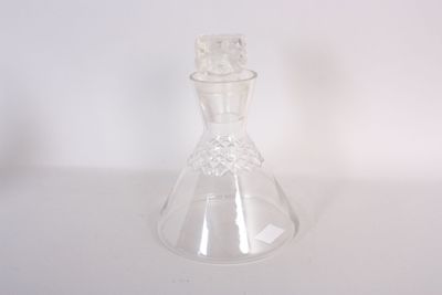 un vase en verre transparent contenant une fleur
