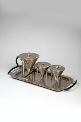 une image représentant un plateau en argent sur lequel sont posées quatre tasses