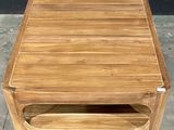 une petite table en bois avec un tiroir