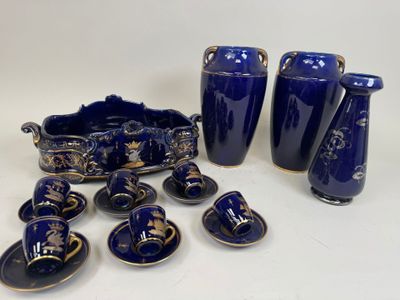 beaucoup de vases et d'assiettes bleus sur la table
