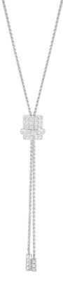 un collier en argent avec une croix suspendue à une chaîne, sur fond blanc