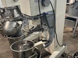 de nombreuses tables de mixage alignées dans une pièce