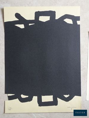 une photo d'un morceau de papier noir sur lequel est dessinée une locomotive