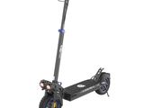 une image représentant un scooter avec ses roues et ses pneus sur fond blanc