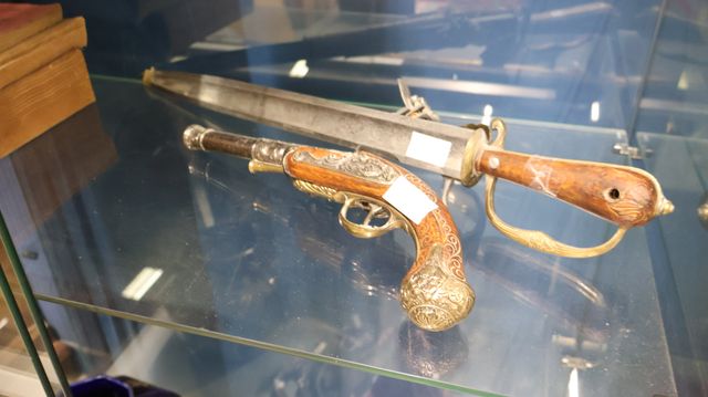 2 armes décoratives 