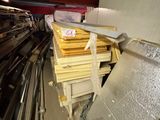 un tas de bois dans une pièce aux murs rouges