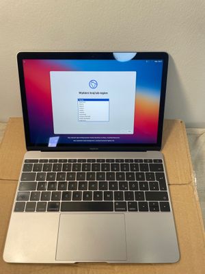 un ordinateur portable MacBook Pro d'Apple posé sur une boîte en carton