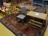 de nombreuses chaises et tables dans une pièce recouverte d'un tapis