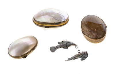 plusieurs types de bijoux sont présentés sur une surface blanche