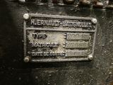 un gros plan d'une plaque métallique sur une machine