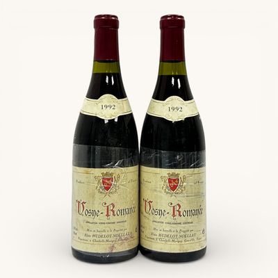 deux bouteilles de vin rouge posées l'une à côté de l'autre sur une surface blanche