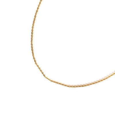 gros plan d'un collier en chaîne en or sur fond blanc