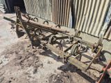 une vieille machine qui se trouve à l'extérieur d'un bâtiment