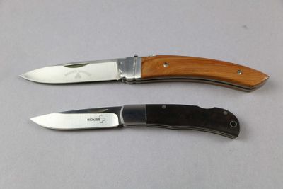two knives that are sitting next to each other on a table