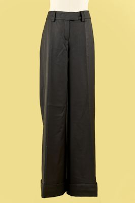 Cette image peut contenir des vêtements, des pantalons et un mannequin.