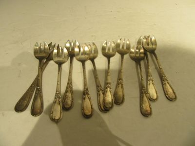 un grand nombre de cuillères posées sur une table