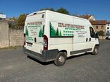 une camionnette garée sur le côté de la route