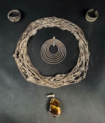 un collier, un bracelet et une bague sertis d'une pierre « œil-de-tigre »