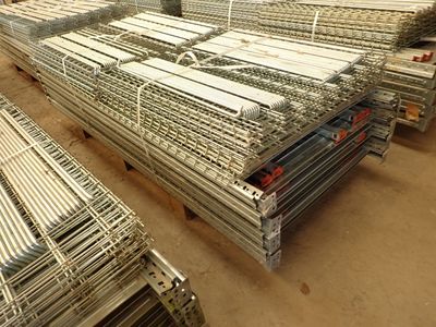 une grande quantité de tuyaux en acier empilés les uns sur les autres