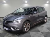 la voiture grise est garée sur un sol en damier dans le garage