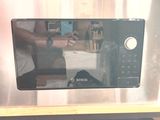 un micro-ondes posé sur une étagère dans une pièce