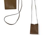 un petit sac marron et un petit sac à main marron sur fond blanc