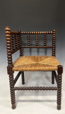 une vieille chaise en bois avec une assise tressée sur fond blanc