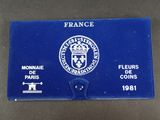 un gros plan d'une plaque bleue sur laquelle figure un blason