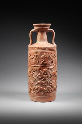 un vieux vase orné d'un dragon, posé sur une table
