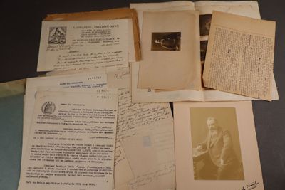 quelques vieux papiers sont empilés les uns sur les autres sur une table