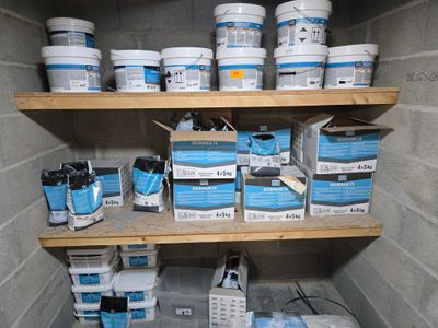 de nombreux pots de peinture bleue et blanche sur les étagères