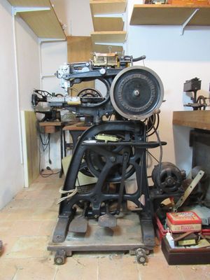 a machine that is sitting on the floor in a room