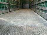 une photo d'un long sol métallique dans une zone de stockage