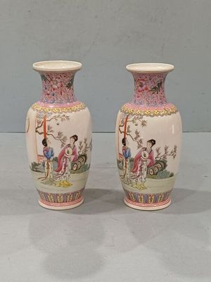 deux vases posés sur une table