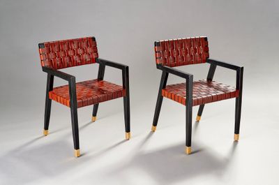 deux chaises rouges aux pieds noirs et une chaise rouge aux pieds dorés