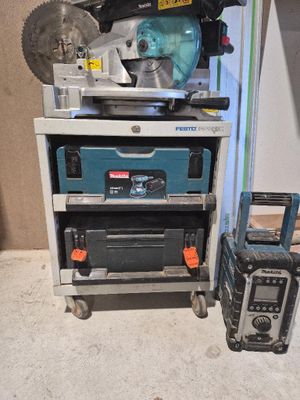 une machine posée sur une table
