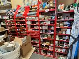 une pièce avec beaucoup d'objets sur les étagères