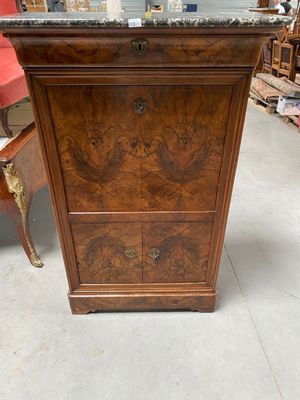 une photo d'un meuble en bois avec un plateau en marbre