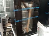 une photo d'un réfrigérateur en cours d'installation