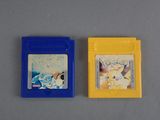 deux jeux Nintendo posés l'un à côté de l'autre sur une table