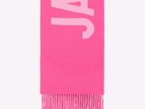 écharpe rose avec des lettres blanches et des franges sur fond blanc