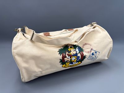 le sac de voyage, sur lequel figure un personnage de dessin animé, est posé sur une table