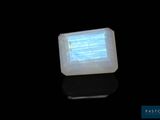 une image représentant une pierre blanche carrée d'où émane une lumière bleue