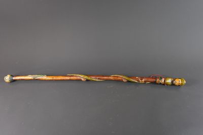 Canne de marche en bois sculpté pour soldat blessé.