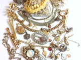un tas de bijoux posé sur une surface blanche