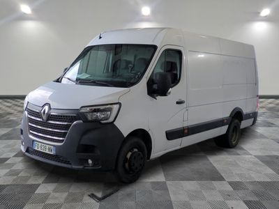 la photo d'une camionnette blanche sur un sol en damier