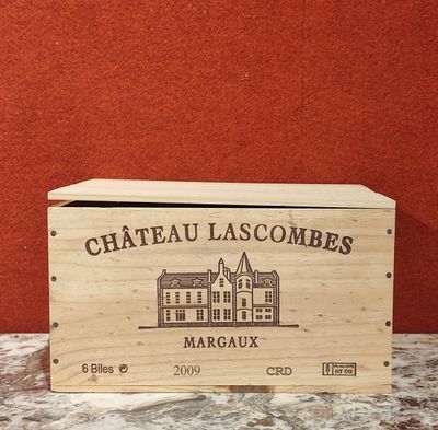 une boîte en bois sur laquelle est apposée une étiquette de vin