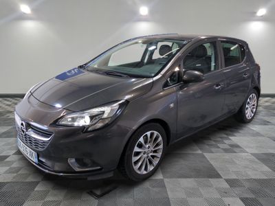 la photo d'une voiture grise garée dans un garage